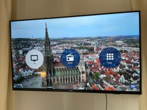 TV a/nebo společenská místnost v ubytování Wohlfül-Apartment- luxuriösen Betten perfekt für Familien und Gruppen, Hund, nahe Ulm