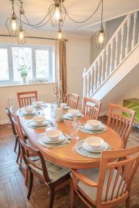 a dining room with a wooden table and chairs at Spacious 4 Bed 2 Bath House in Beoley