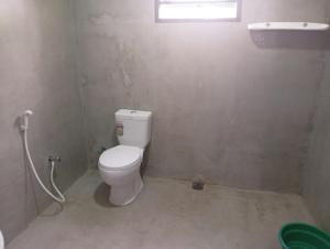 Un baño pequeño con inodoro y lavabo. en Ocean View Guest House, en Ahangama