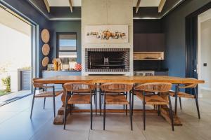 Η κουζίνα ή μικρή κουζίνα στο The Ridge House Kingswood Golf Estate