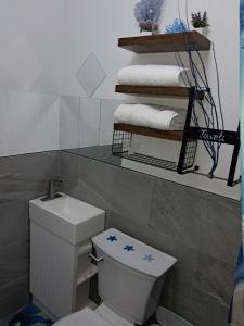 Ένα μπάνιο στο Small's Cozy Rest 7 Efficiency