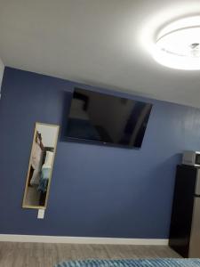 Μια τηλεόραση ή/και κέντρο ψυχαγωγίας στο Small's Cozy Rest 7 Efficiency