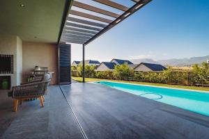 Πισίνα στο ή κοντά στο The Ridge House Kingswood Golf Estate