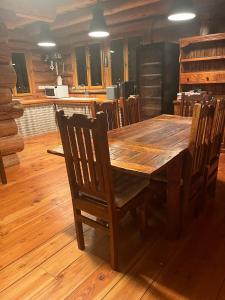 Una mesa y sillas de madera en una habitación. en Chalet canadien en Morvan, en Rouvray