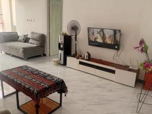 Μια τηλεόραση ή/και κέντρο ψυχαγωγίας στο Paris Labuan Bajo Homestay