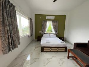 Postel nebo postele na pokoji v ubytování Mountain Breeze Neyyans + 40 fotografií