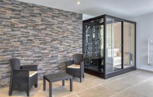 a room with two chairs and a glass case at Gite Gouville Sur Mer in Gouville-sur-Mer