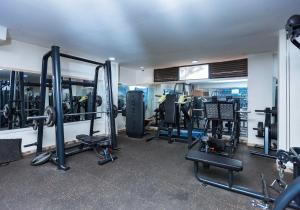 基加利Cozy Studio Retreat的健身房里设有数台跑步机和机器