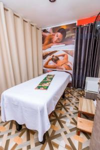 基加利Cozy Studio Retreat的卧室配有一张床,墙上挂着一张海报