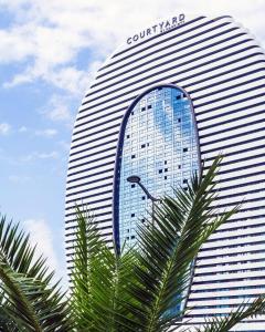 ein Gebäude mit einem Schild an der Seite in der Unterkunft Alliance palace Black Sea in Batumi