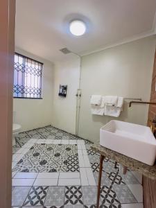 un baño con bañera y lavabo en Ladybird, en Durban 26 fotos más