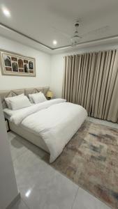 En eller flere senge i et værelse på Scenic Haven Corner View In Gulberg