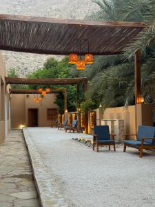 un grupo de sillas sentadas en un patio en Nomad Inn Tiwi Albir, en Sur