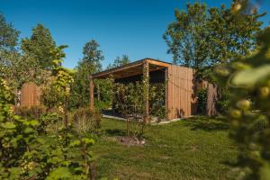Un jardín fuera de Wetland Cabin op Boetiekpark de Kas