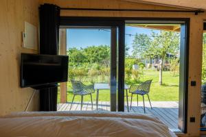 Un jardín fuera de Wetland Cabin op Boetiekpark de Kas 5 fotos más