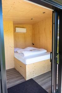 Una cama o camas en una habitación de Wetland Cabin op Boetiekpark de Kas