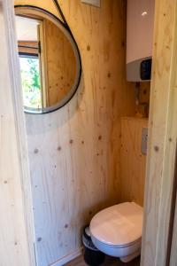 Un baño de Wetland Cabin op Boetiekpark de Kas