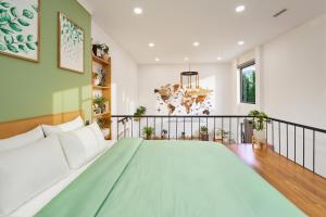 Ένα ή περισσότερα κρεβάτια σε δωμάτιο στο Pineapple House Đà Lạt