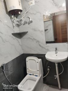 Koupelna v ubytování Kamadhenu Comforts