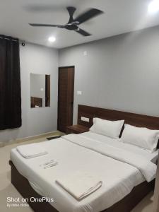 Postel nebo postele na pokoji v ubytování Kamadhenu Comforts