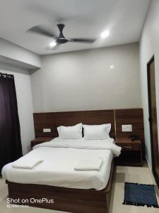 Postel nebo postele na pokoji v ubytování Kamadhenu Comforts