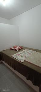 a bed with a blanket on top of it at Pousada Vôo Livre in Serra Talhada