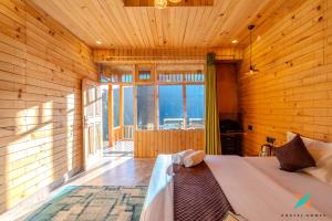 Una cama o camas en una habitación de Zostel Homes Gadagushaini, Jibhi