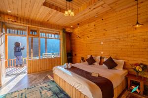 Una cama o camas en una habitación de Zostel Homes Gadagushaini, Jibhi