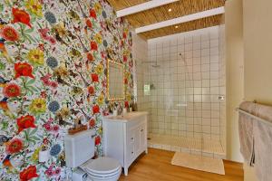 De Hoop Villa في De Hoop Nature Reserve: حمام مع حوض استحمام ودش +25 صورة