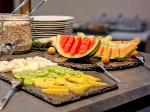Zwei mit Obst gefüllte Schneidebretter auf einer Theke in der Unterkunft Hotel am Kurpark in Bad Wimpfen