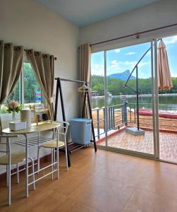 En balkon eller terrasse på Aonang Riverside Home