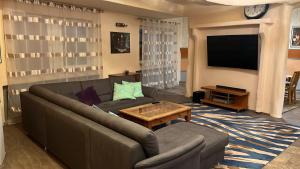 a living room with a couch and a coffee table at Villa Stern bei FFM Viel Platz und eigener Zugang in Nidderau