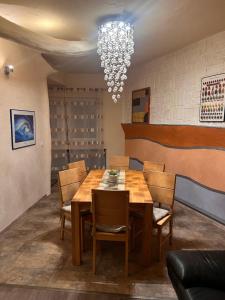 una sala da pranzo con tavolo, sedie e lampadario di Vila Stern bei FFM Viel Platz und eigener Zugang a Nidderau