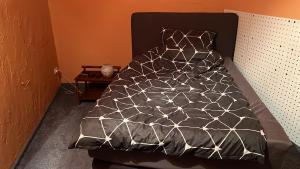 un letto con piumone bianco e nero di Vila Stern bei FFM Viel Platz und eigener Zugang a Nidderau