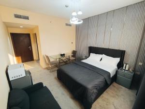 Un pat sau paturi într-o cameră la ApartHotel Rooms