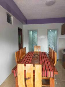 comedor con mesa con sillas y mesa en Minesview Transient Unit beside Minesview Park only, en Baguio