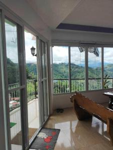 Habitación con balcón con vistas a las montañas. en Minesview Transient Unit beside Minesview Park only, en Baguio