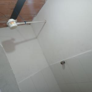 bagno con pavimento piastrellato bianco e mensola di Primavera a San Agustín