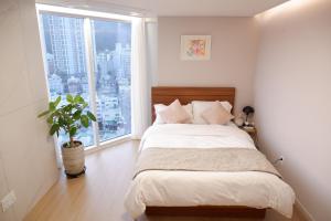 Un pat sau paturi într-o cameră la 광안리해수욕장 30초 베이비 맞춤 풀옵션 패밀리 안심 숙소