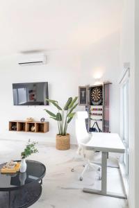 多拉多3 Bed 2 Bath A 8 Family House w Private Pool Dorado del Mar的白色的客厅配有白色椅子和桌子 更多38张照片