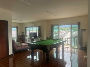 un soggiorno con un tavolo da biliardo di Pai Local Apartment a Pai