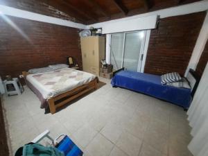 una camera da letto con due letti e una finestra di Dina Huapi a Las Grutas