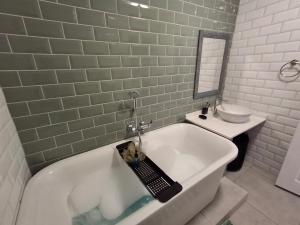 Koupelna v ubytování Nomads Nook 19 + 55 fotografií