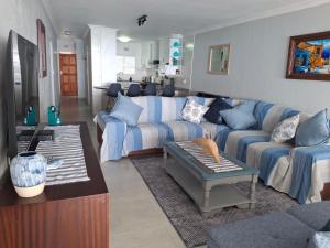 ein Wohnzimmer mit einem blau-weißen Sofa in der Unterkunft Nomads Nook 19 in Ramsgate + 55 Fotos