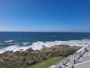 ein Blick auf das Meer vom Balkon eines Hauses in der Unterkunft Nomads Nook 19 in Ramsgate