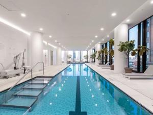 Hồ bơi trong/gần 685 First Ave