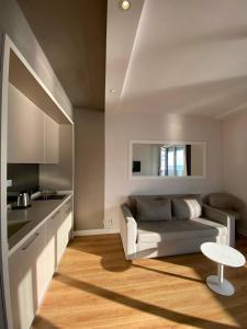 巴统Alliance palace Black Sea的客厅里有一张沙发和一张桌子。