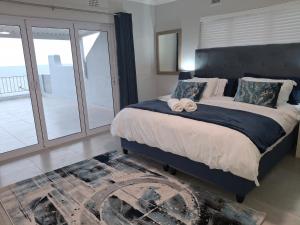 ein Schlafzimmer mit einem großen Bett mit einem großen Fenster in der Unterkunft Nomads Nook 19 in Ramsgate