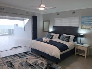 ein Schlafzimmer mit einem großen Bett und einem großen Fenster in der Unterkunft Nomads Nook 19 in Ramsgate