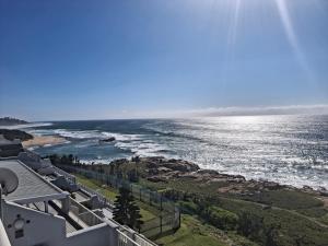 ein Blick auf das Meer vom Balkon eines Hauses in der Unterkunft Nomads Nook 19 in Ramsgate